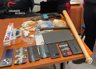 Arrestato pusher, sequestrati droga, soldi falsi e un piccolo arsenale